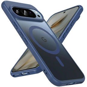 Blaue, transparente MagSafe-Hülle mit Kameraschutz für Google Pixel 10, schräg von oben rechts fotografiert.