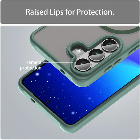 Grüne MagSafe-Hülle aus Kunststoff, Nahaufnahme, zeigt Kamera von Samsung S26 Plus.