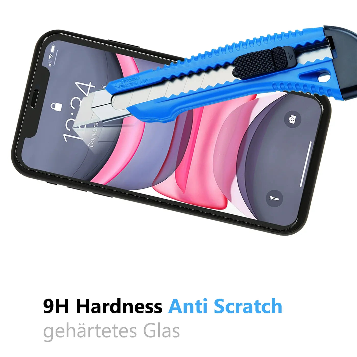 Blaues Cuttermesser auf dem Display eines schwarzen iPhone 11 Pro Max, schräg von oben, kratzfestes Glas demonstrierend.