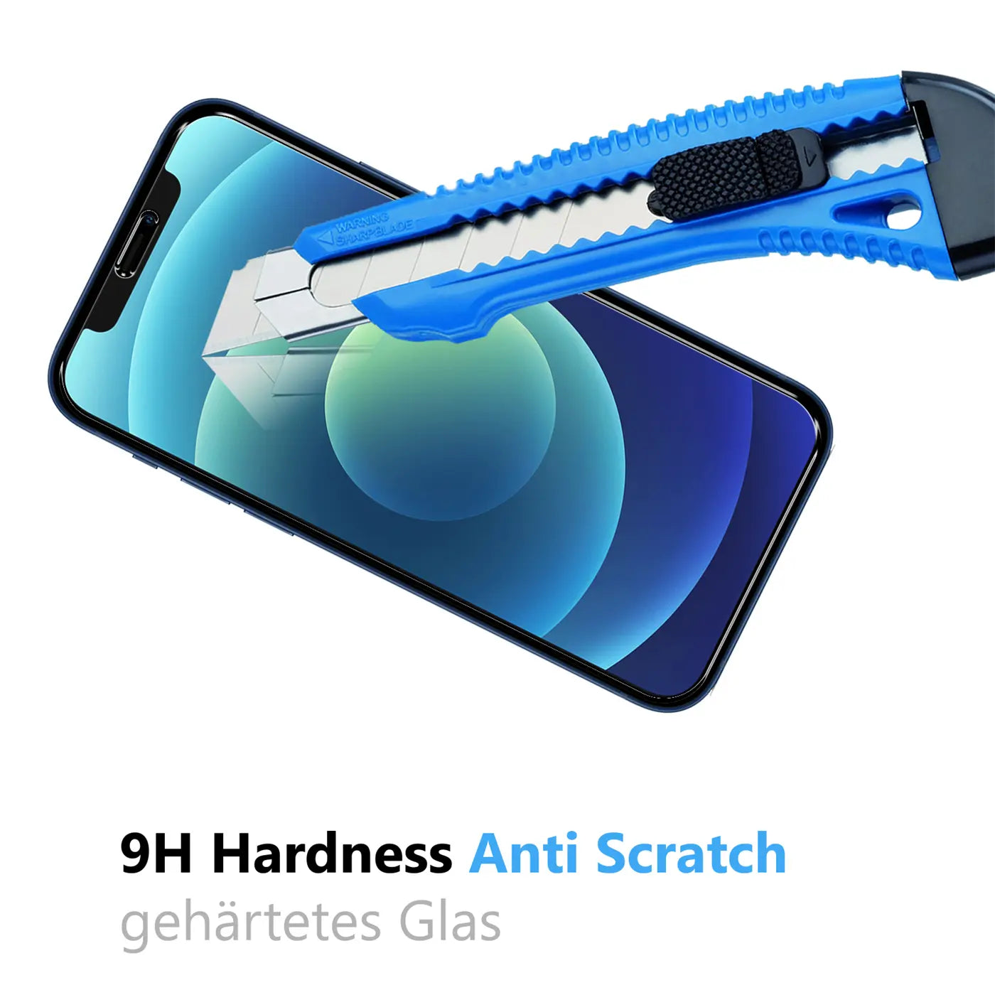 Blaues iPhone 12 Pro mit Schutzglas, das von einem blauen Cuttermesser kratzfrei bearbeitet wird. Schräge Ansicht.