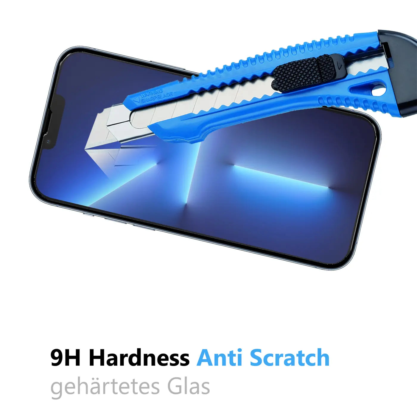 Blaues Cuttermesser mit Metallklinge auf dem Display eines iPhone 13, das Schutzglas ist unbeschädigt.