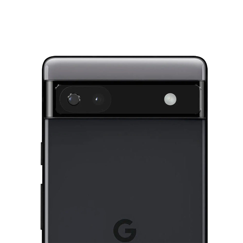 Rückseite eines schwarzen Google Pixel 6a von oben, mit Kamera-Balken und "G"-Logo, schräg von hinten.
