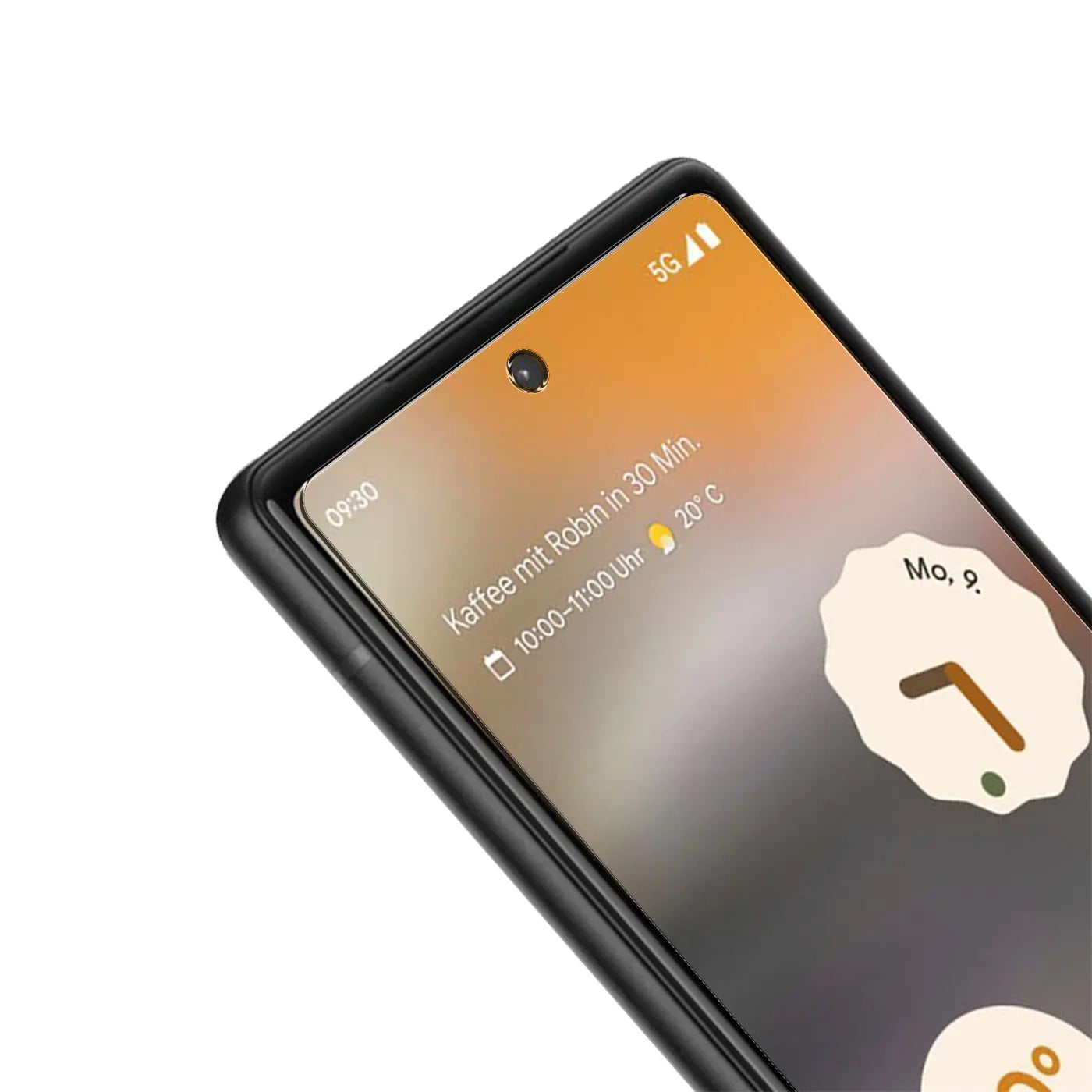 Nahaufnahme eines Google Pixel 6a mit schwarzem Rahmen und Schutzglas, schräg von oben rechts.