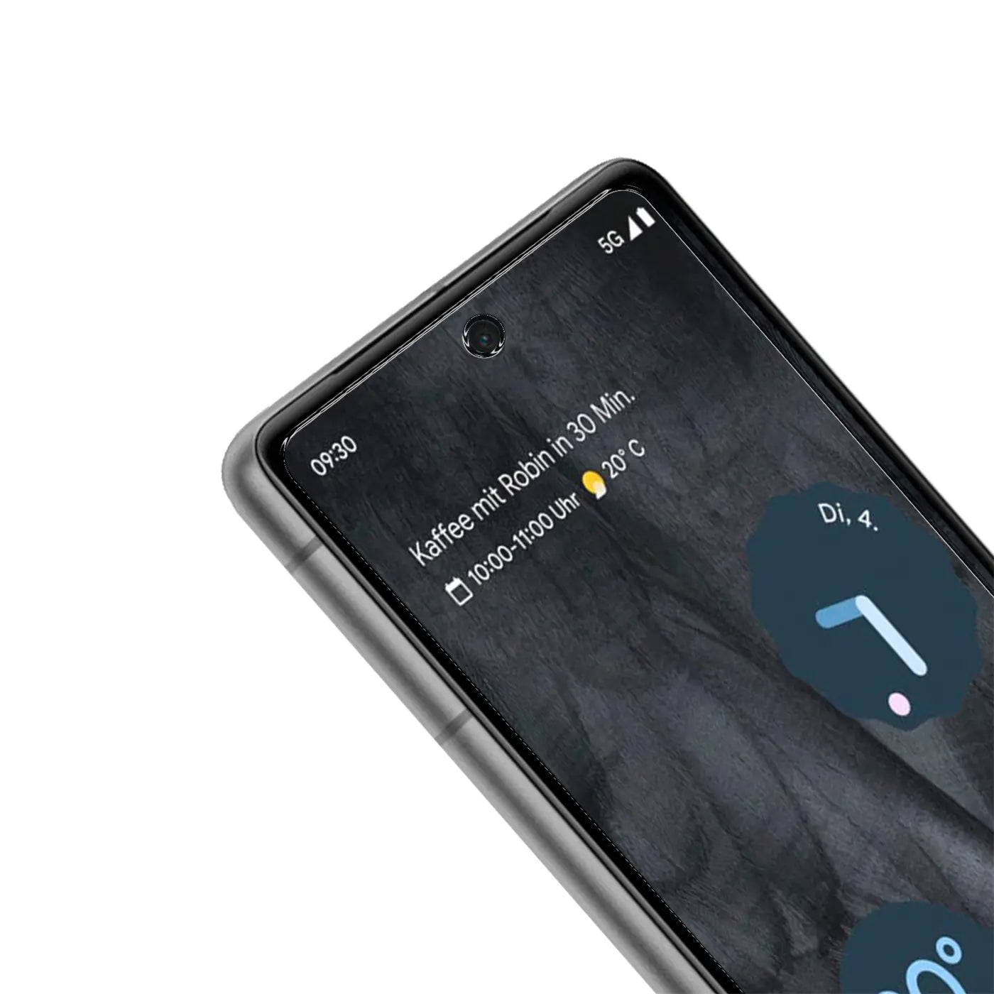 Nahaufnahme eines Google Pixel 7 mit schwarzem Schutzglas, das die Frontkamera ausspart, schräg von oben.