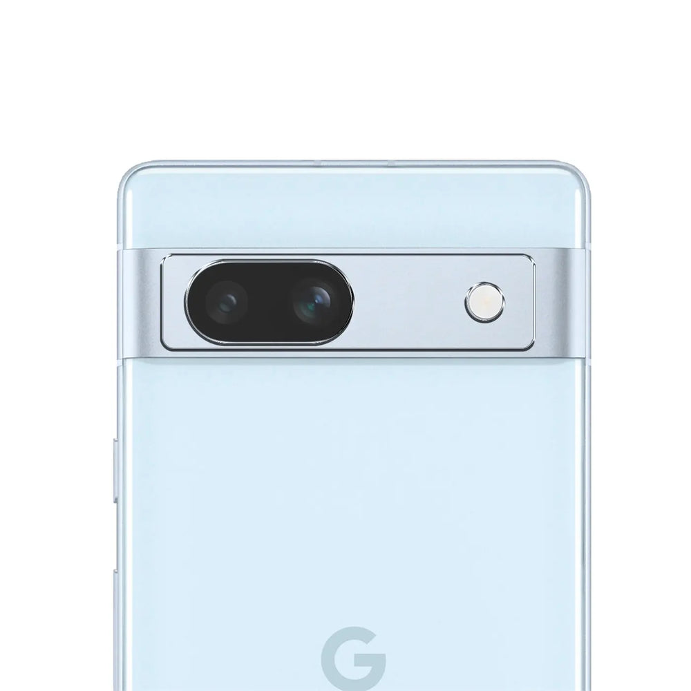 Rückseite eines hellblauen Google Pixel 7a, schräg von oben. Sichtbar sind die silberne Kameraleiste mit zwei Linsen und.