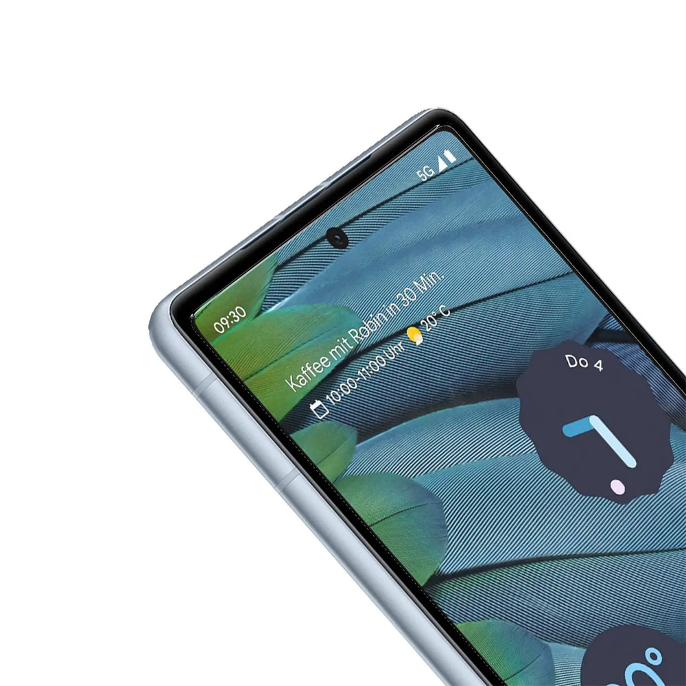 Graues Google Pixel 7a Smartphone mit Schutzglas, schräg von oben rechts, Display zeigt Uhrzeit und Kalendereintrag.