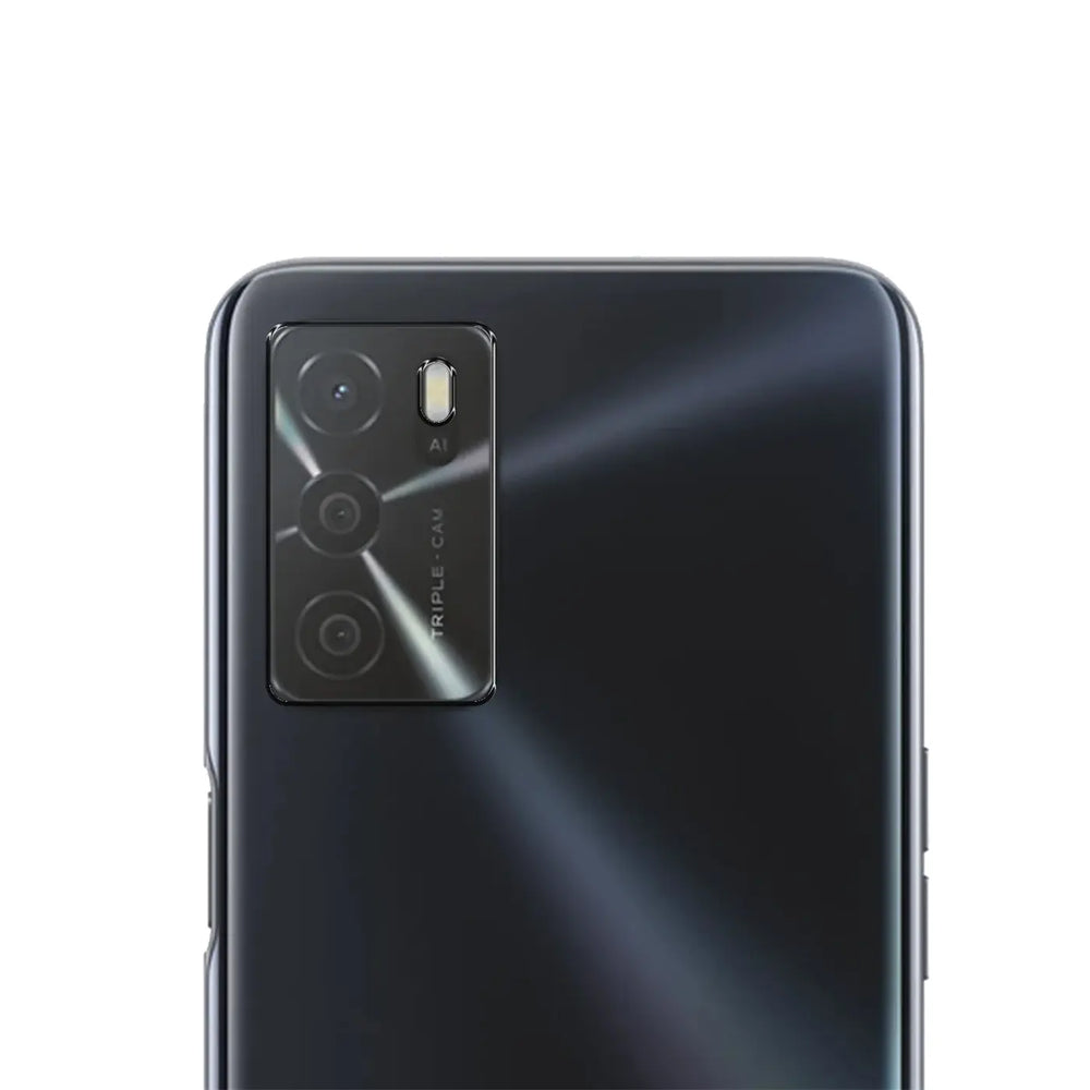 Rückseite eines schwarzen OPPO A16 / A16s Smartphones, schräg von hinten links oben, mit Triple-Kamera und Blitz.