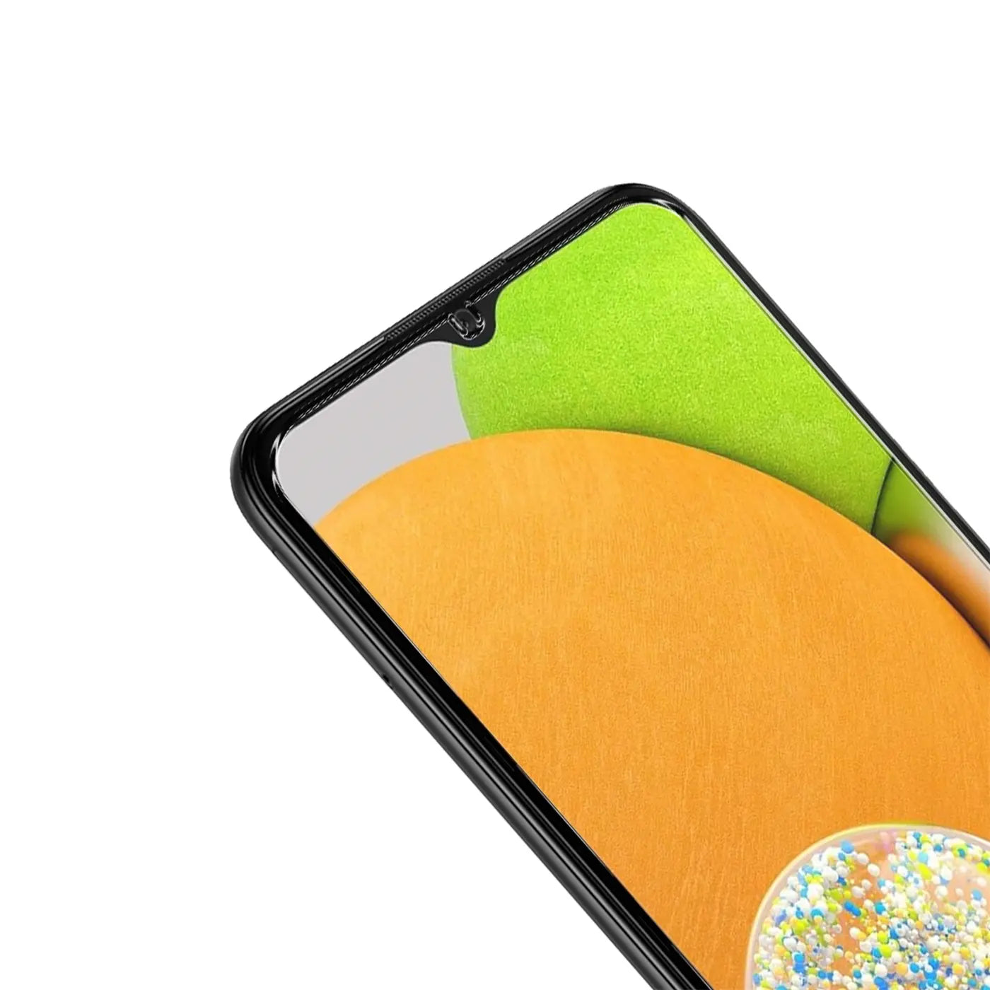 Nahaufnahme eines Samsung Galaxy A03 Smartphones mit schwarzem Rahmen und Schutzglas, schräg von oben.