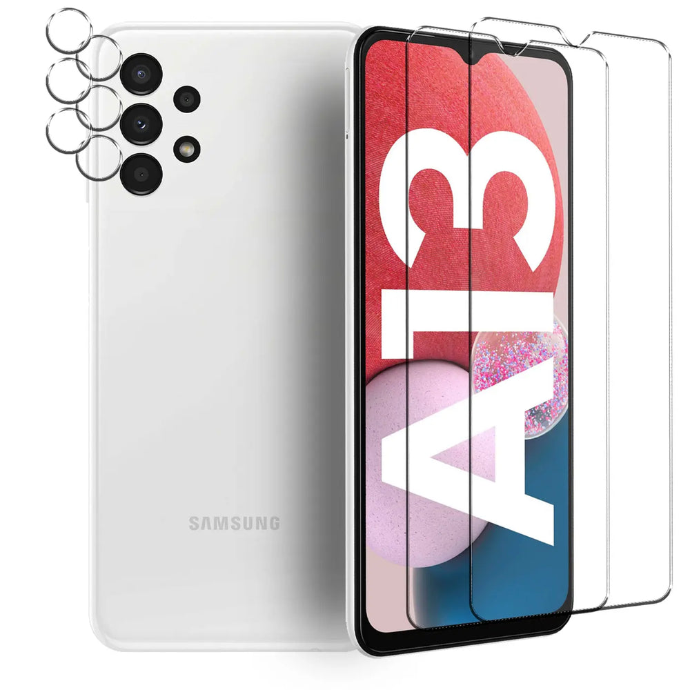 Weißes Samsung Galaxy A13 4G von hinten links, davor drei klare Schutzgläser und fünf Kamera-Schutzringe.