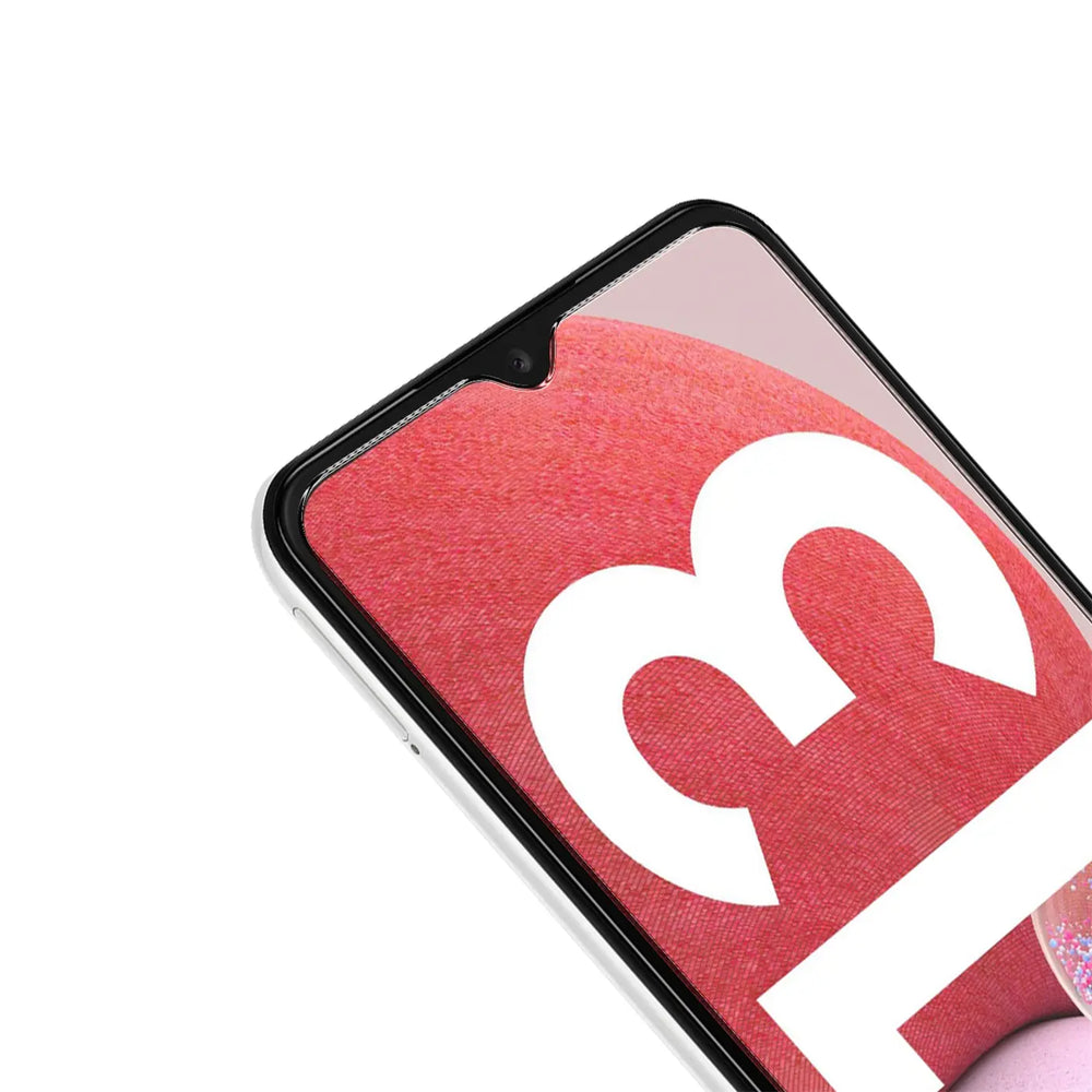 Nahaufnahme des oberen rechten Bereichs eines Samsung Galaxy A13 4G mit schwarzem Rahmen und Schutzglas, schräg von oben.