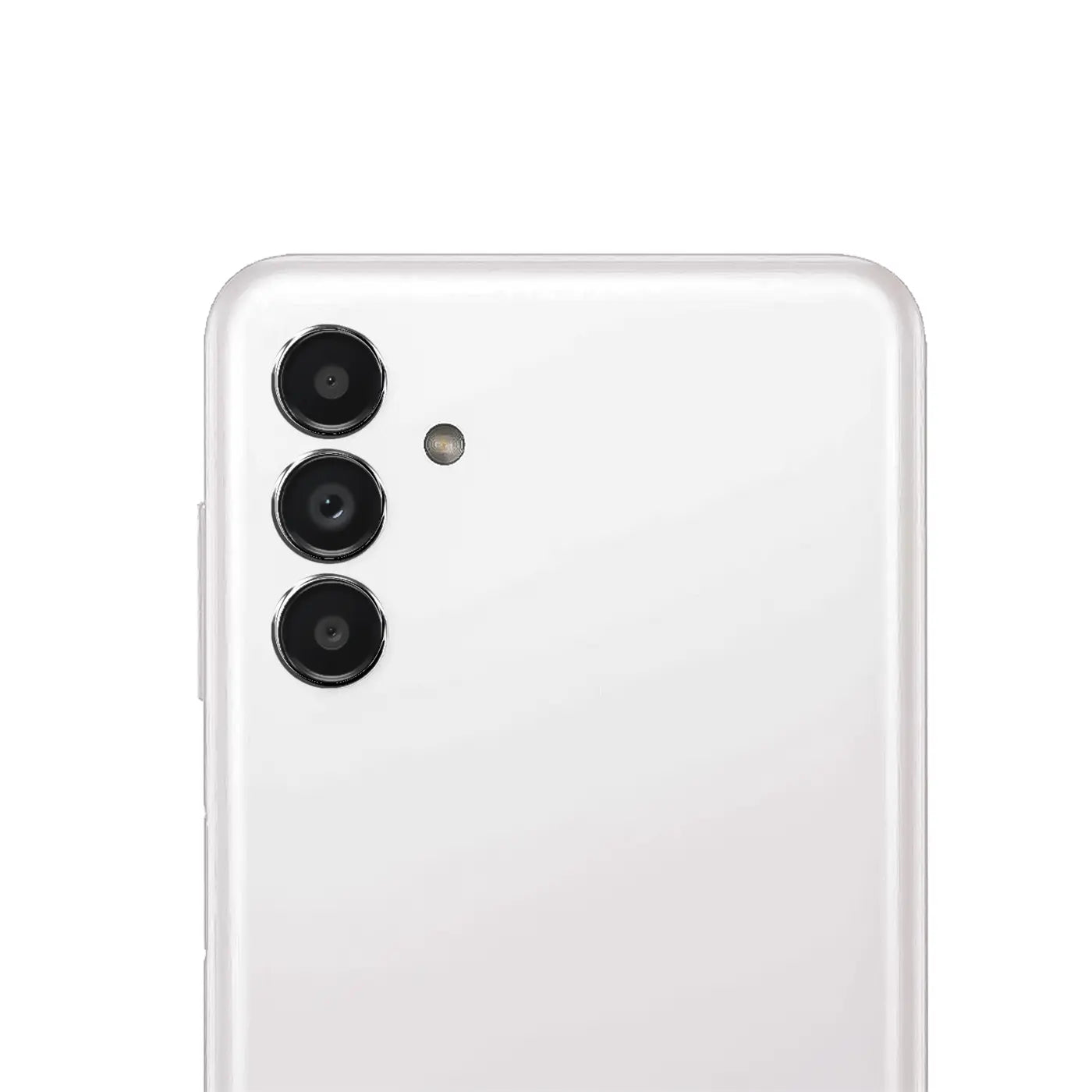 Rückseite eines weißen Samsung Galaxy A13 5G / A04s Smartphones, mit drei vertikal angeordneten Kameras und Blitz.