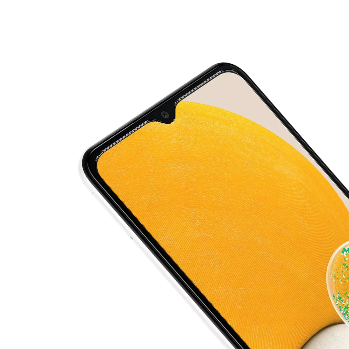 Nahaufnahme eines Samsung Galaxy A13 5G/A04s mit schwarzem Schutzglas auf dem Display, schräg von oben.