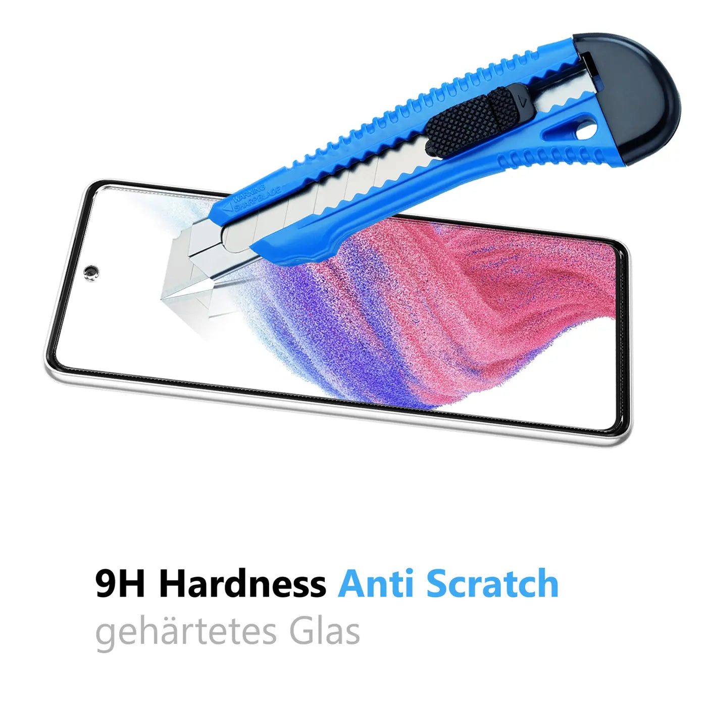 Blau-schwarzes Cuttermesser kratzt auf dem Display eines Samsung Galaxy A25 5G, das mit Schutzglas versehen ist.