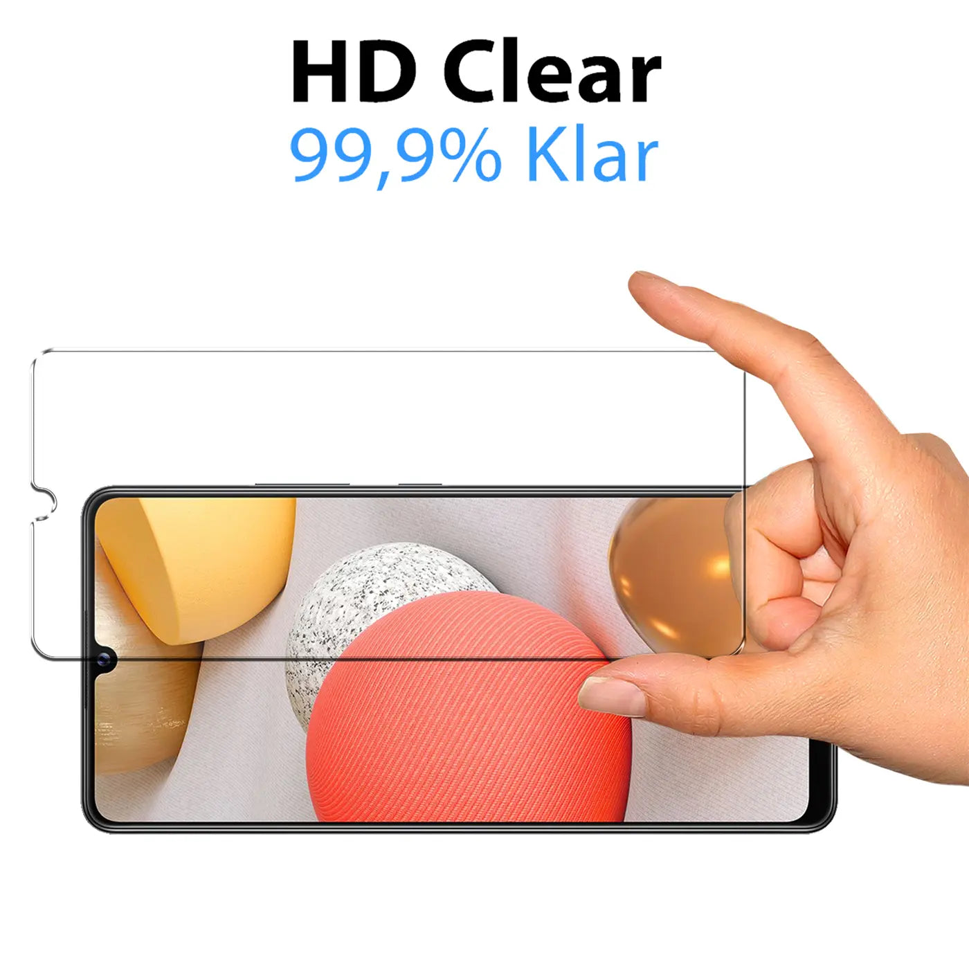 Hand hält transparentes Schutzglas über einem Samsung Galaxy A32 5G in Querformat, Blick von vorne.