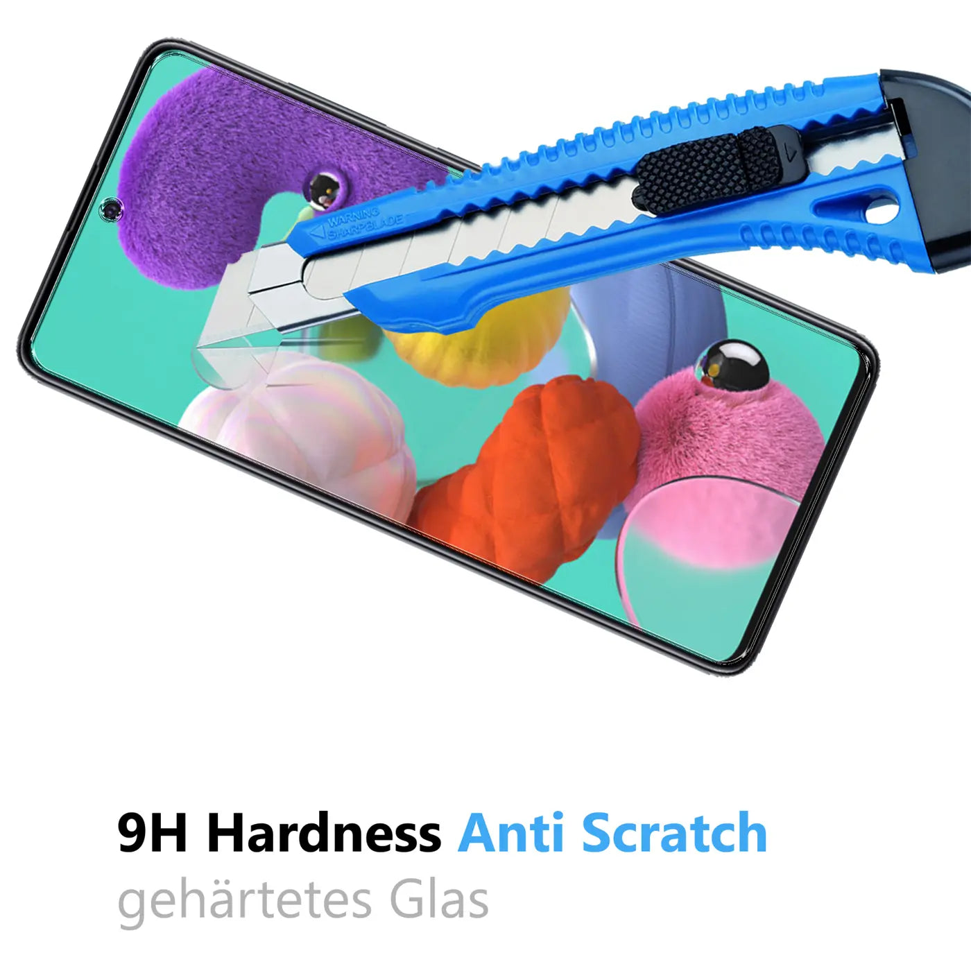 Schutzglas auf Samsung Galaxy A51 Display, von oben rechts schneidet ein blauer Cutter in das Glas.