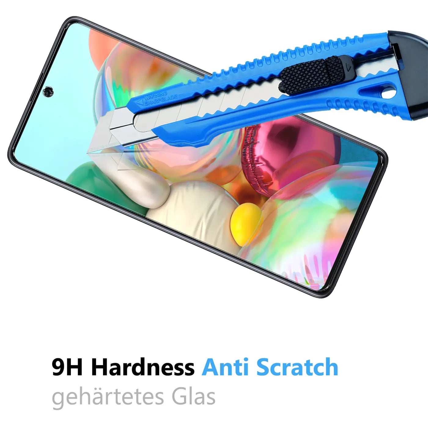 Blaues Cuttermesser auf dem Display eines Samsung Galaxy A71, das ein Schutzglas zeigt. Perspektive schräg von oben.