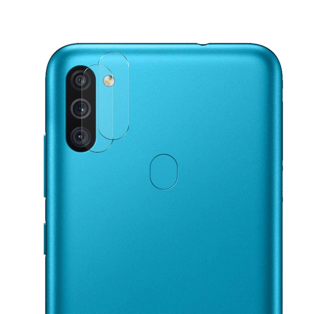 Rückseite eines blauen Samsung Galaxy M11 von oben links. Ein transparentes Schutzglas bedeckt die drei Kameras und den.