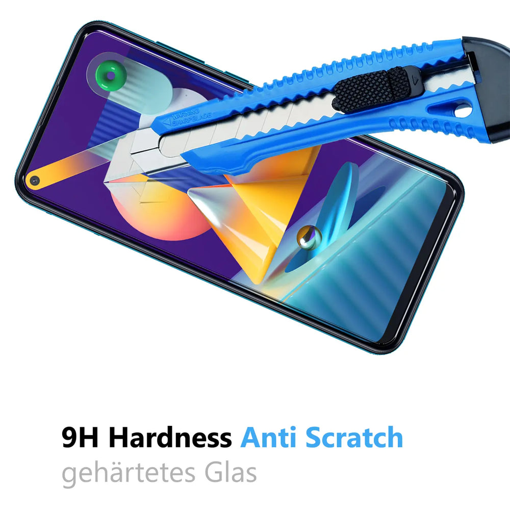 Blau-schwarzes Cuttermesser auf dem Display eines Samsung Galaxy M11, das die Kratzfestigkeit des Schutzglases demonstriert.