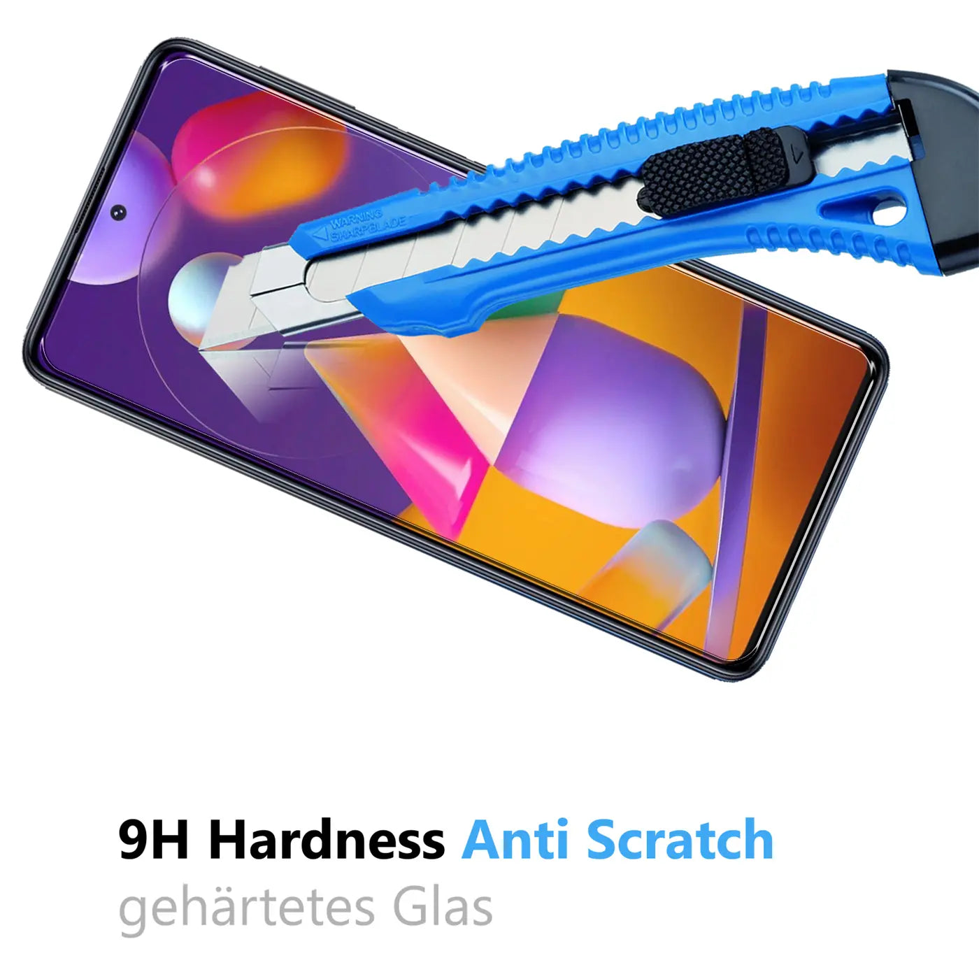 Blaues Cuttermesser mit Metallklinge auf dem Display eines schwarzen Samsung Galaxy M31s, schräg von oben.