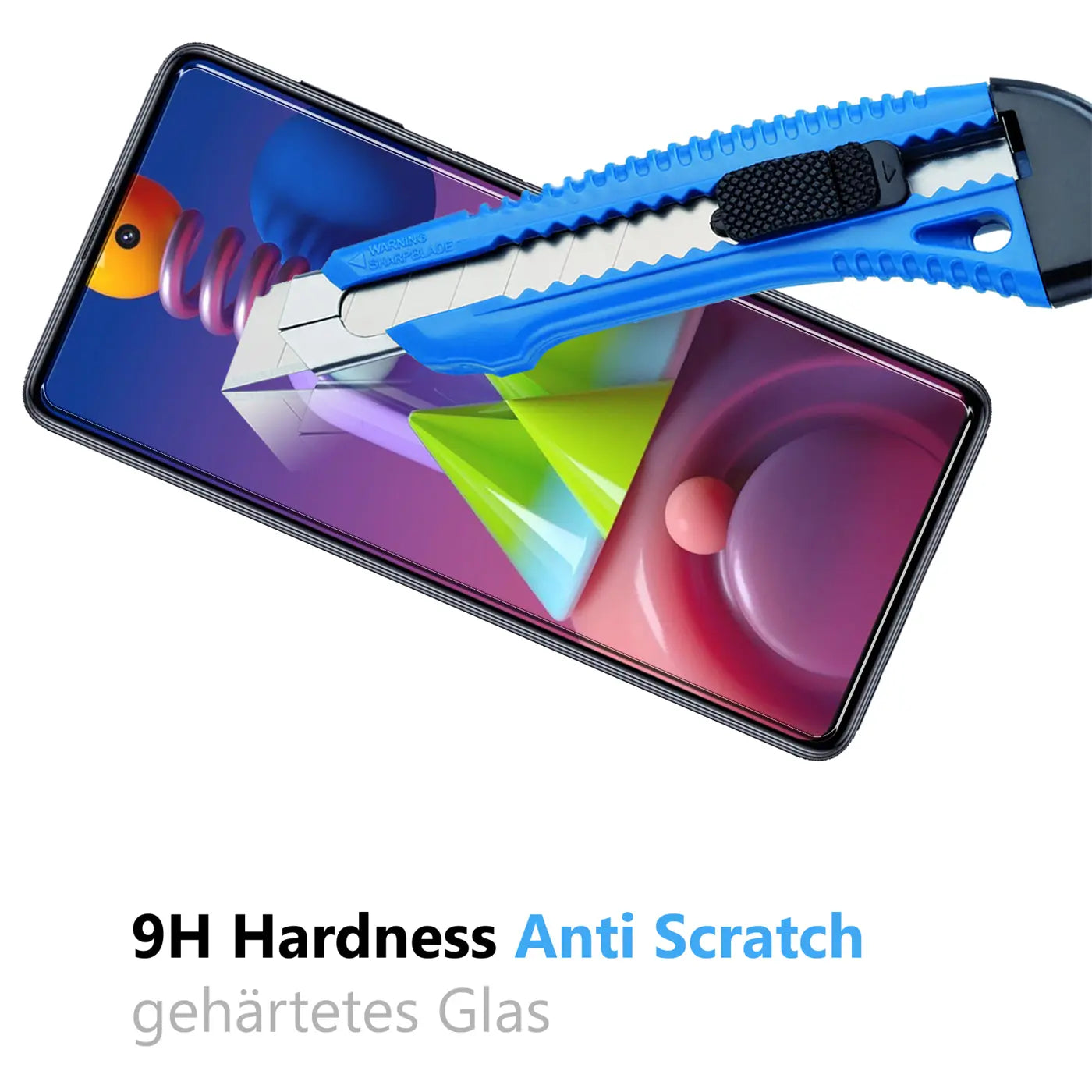 Blau-schwarzes Cuttermesser auf dem Display eines schwarzen Samsung Galaxy M51, das durch ein Schutzglas geschützt ist.