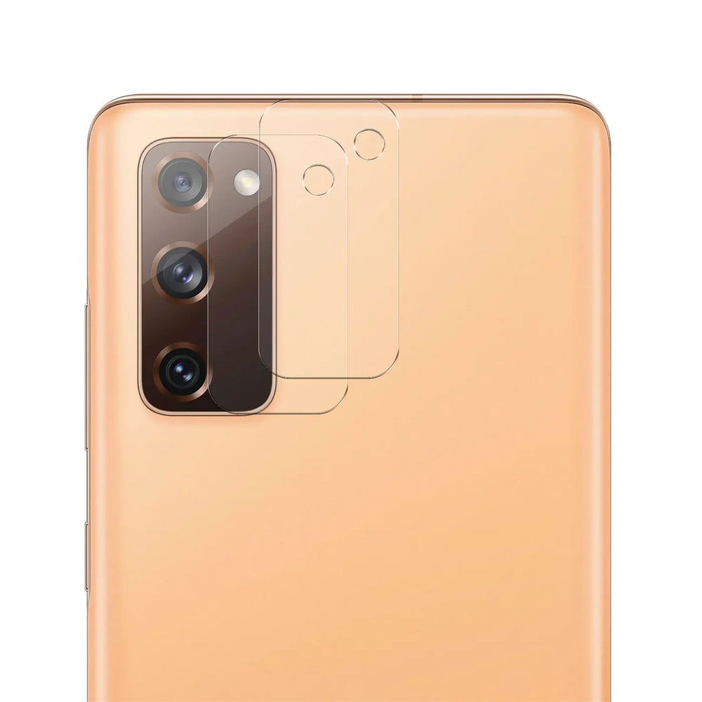 Rückseite eines goldenen Samsung Galaxy S20 FE mit zwei transparenten Schutzgläsern für die Kamera, schräg von oben.