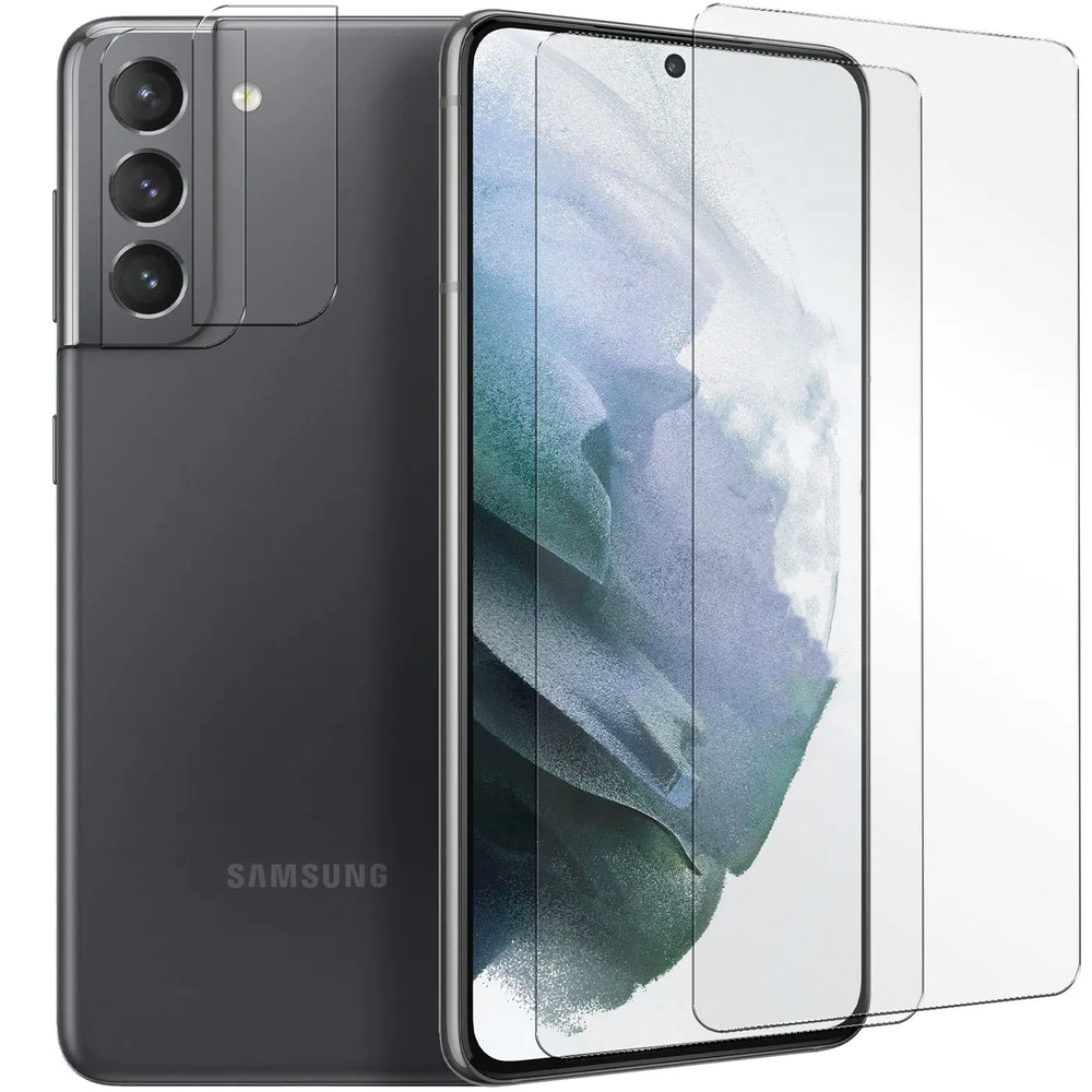 Graues Samsung Galaxy S21 FE mit 2 transparenten Schutzgläsern für Display und 2 für Kamera, schräg von vorne.