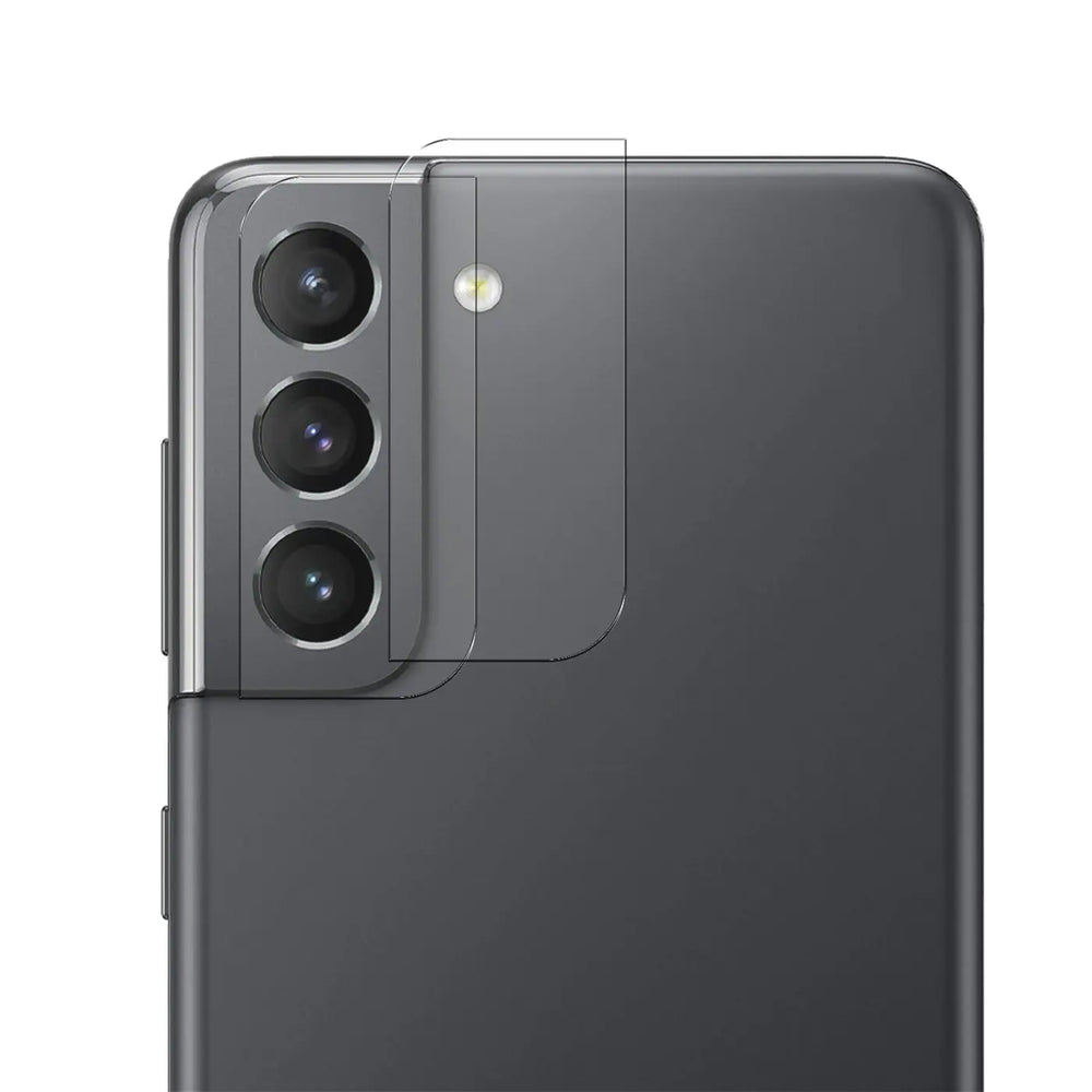 Rückseite eines grauen Samsung Galaxy S21 FE mit transparentem Schutzglas auf der Kameraeinheit, schräg von oben.