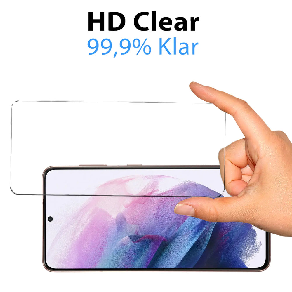 Hand hält transparentes Schutzglas über einem Samsung Galaxy S21 FE Smartphone mit abstraktem Displayhintergrund.