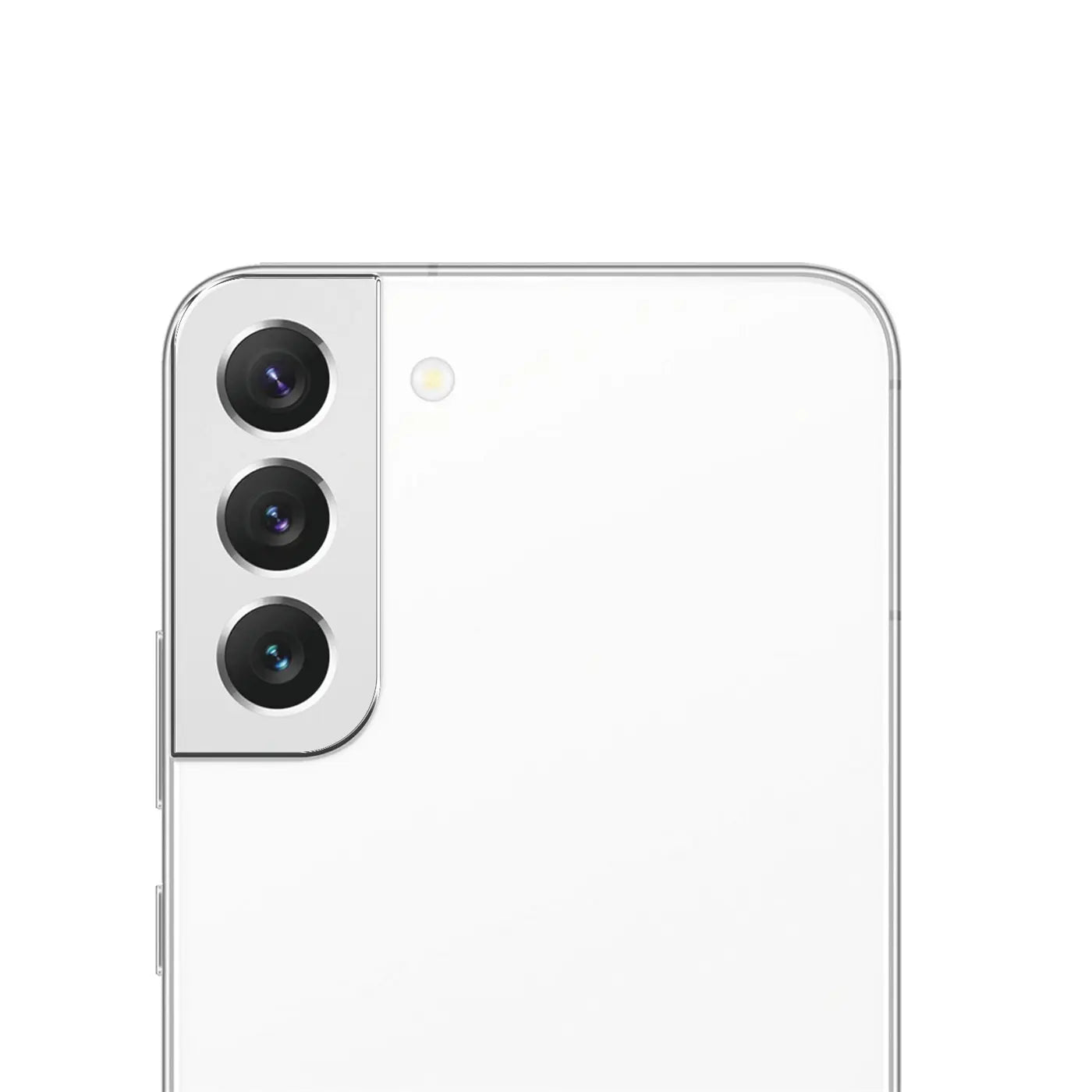 Rückseite eines weißen Samsung Galaxy S22 Plus, schräg von hinten oben links. Drei Kameras und Blitz sind sichtbar.
