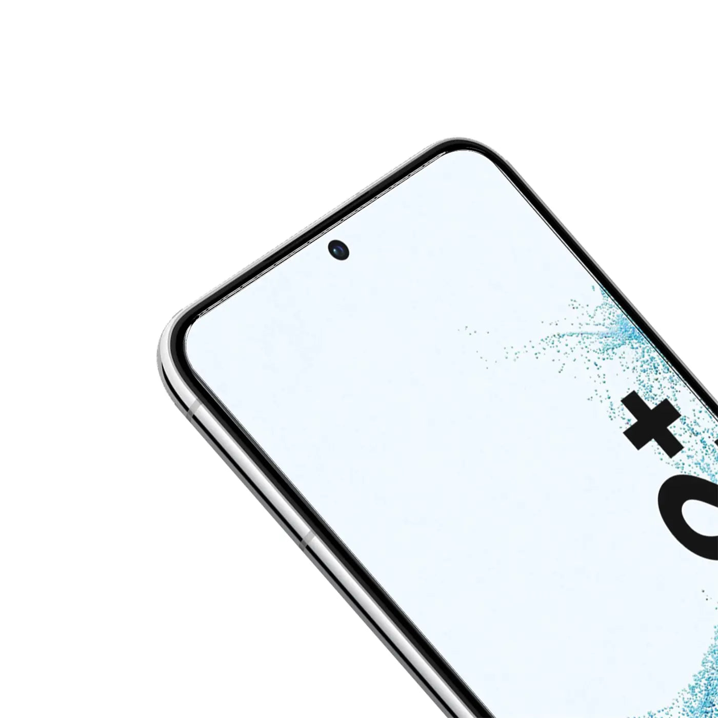 Nahaufnahme eines Samsung Galaxy S22 Plus mit schwarzem Schutzglas, schräg von oben rechts auf weißem Hintergrund.