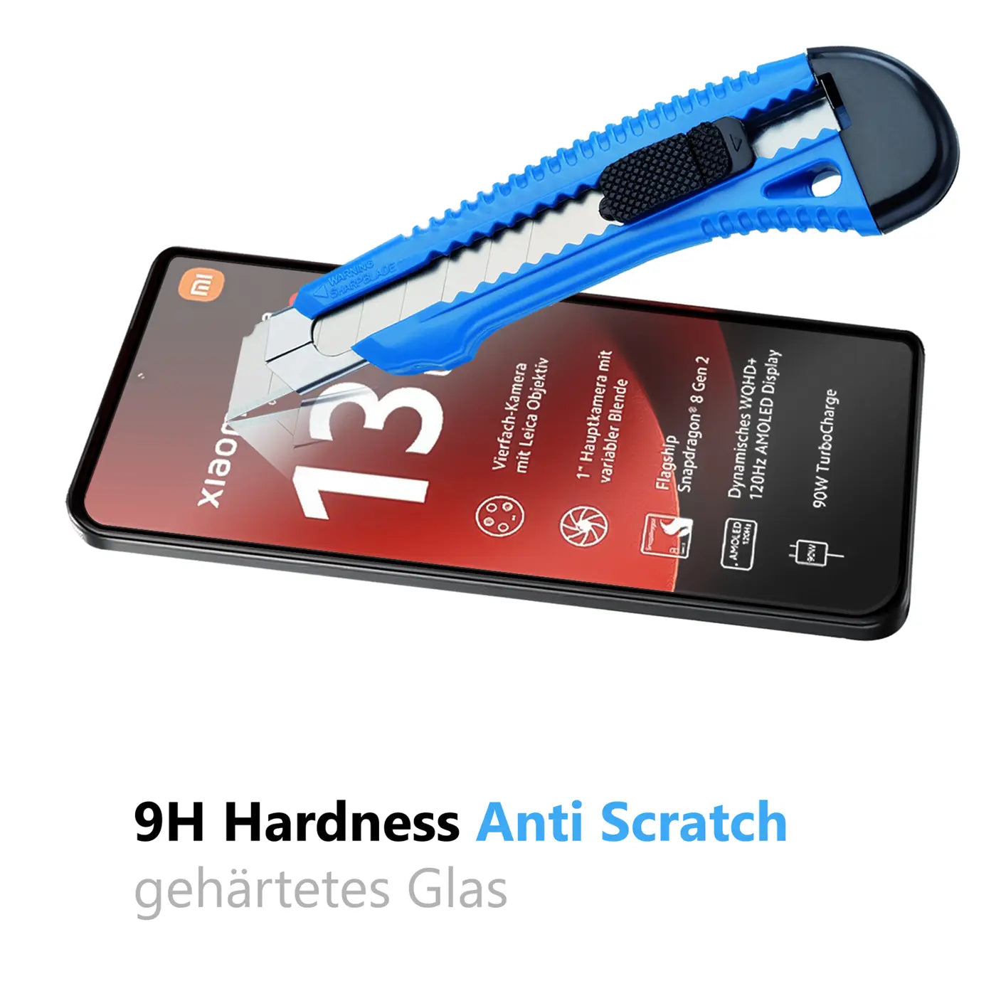 Blau-schwarzes Cuttermesser auf dem Display eines schwarzen Xiaomi Redmi 13 Handys, von oben links nach unten rechts.