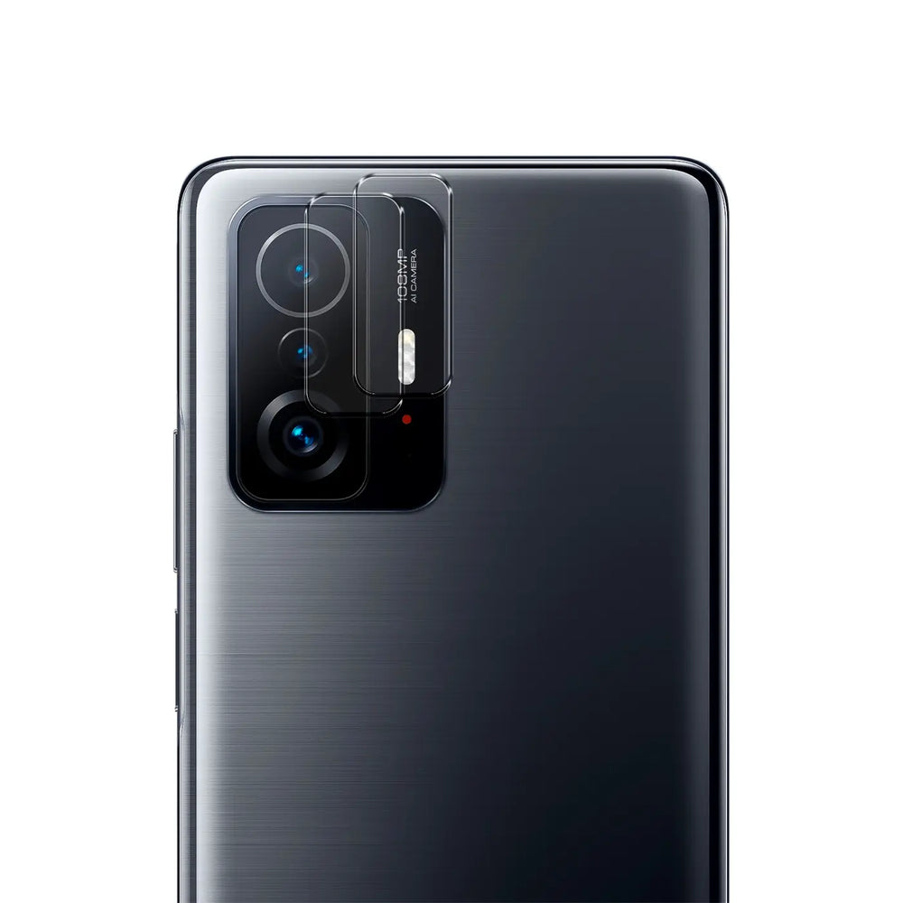 Transparente Schutzgläser auf dem Kameramodul eines dunkelgrauen Xiaomi Mi 11T / Mi 11T Pro, schräg von hinten.