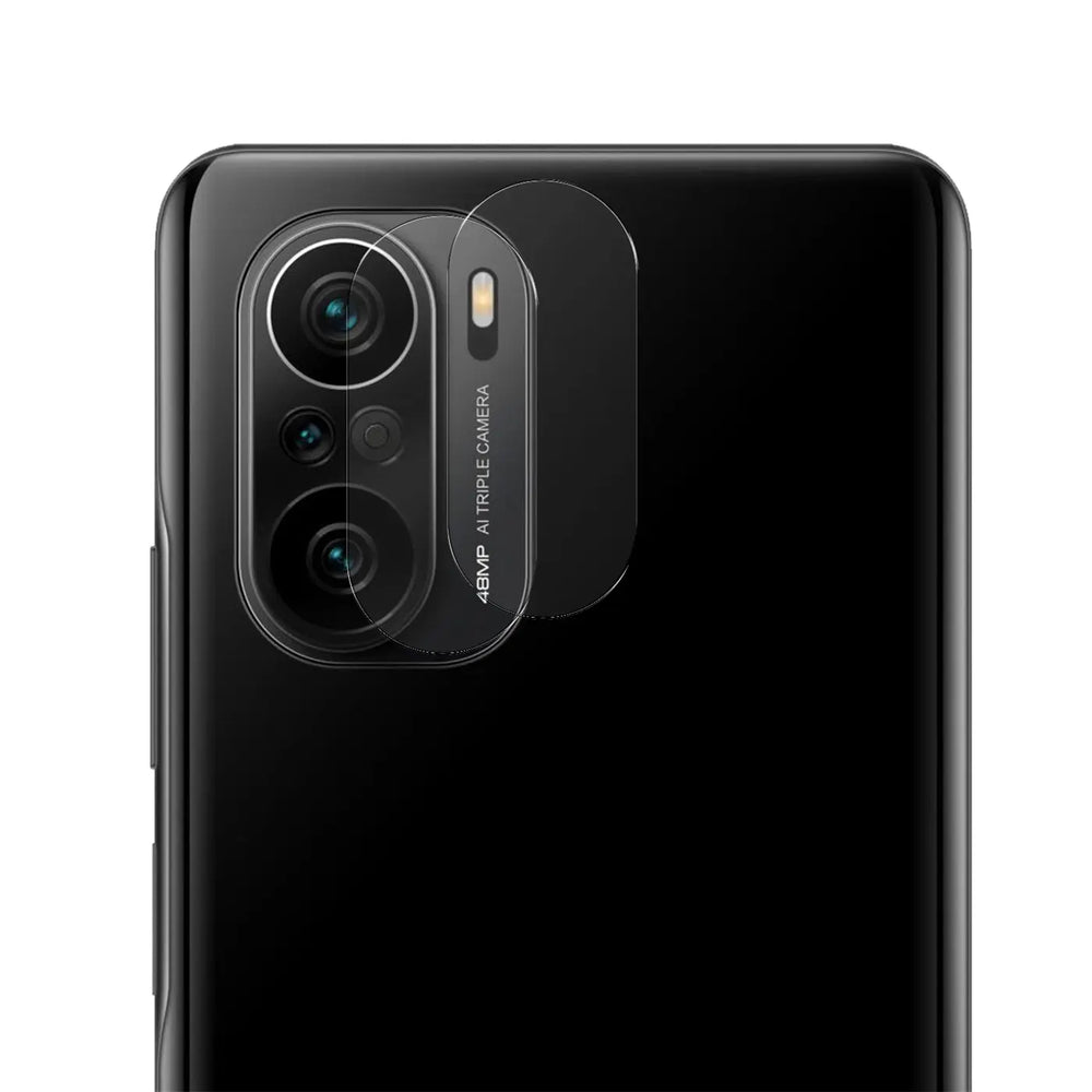 Rückseite eines schwarzen Xiaomi Poco F3/Mi 11i mit transparentem Schutzglas auf der Kamera, schräg von hinten.