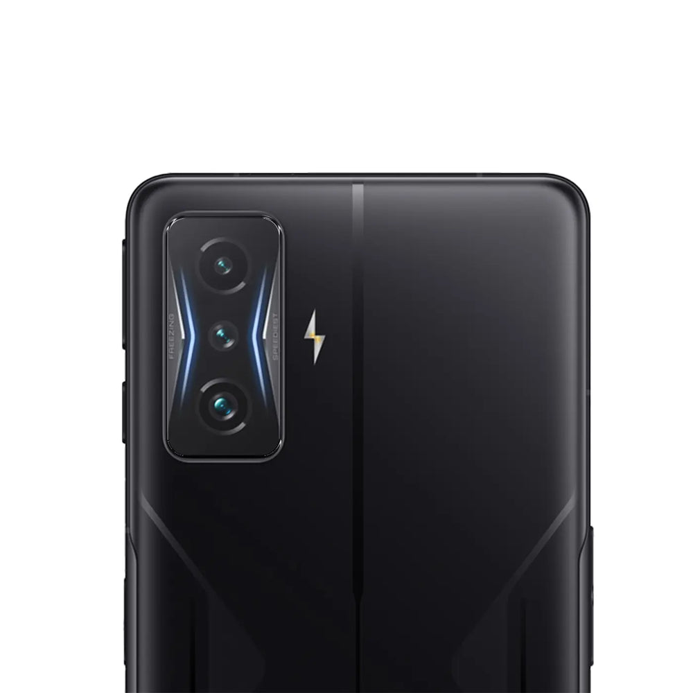 Rückseite des schwarzen Xiaomi Poco F4 GT Smartphones, schräg von oben. Sichtbar sind die Triple-Kamera und ein Blitzsymbol.