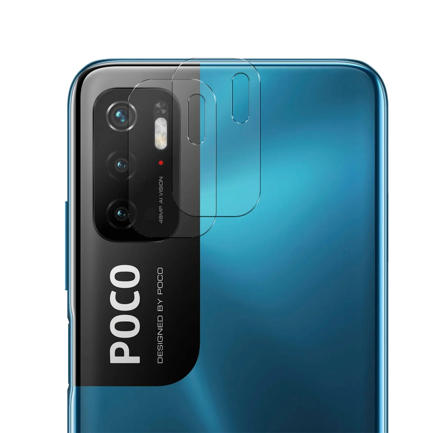 Rückseite eines blauen Xiaomi Poco M3 mit zwei transparenten Schutzgläsern für die Kamera, schräg von hinten.