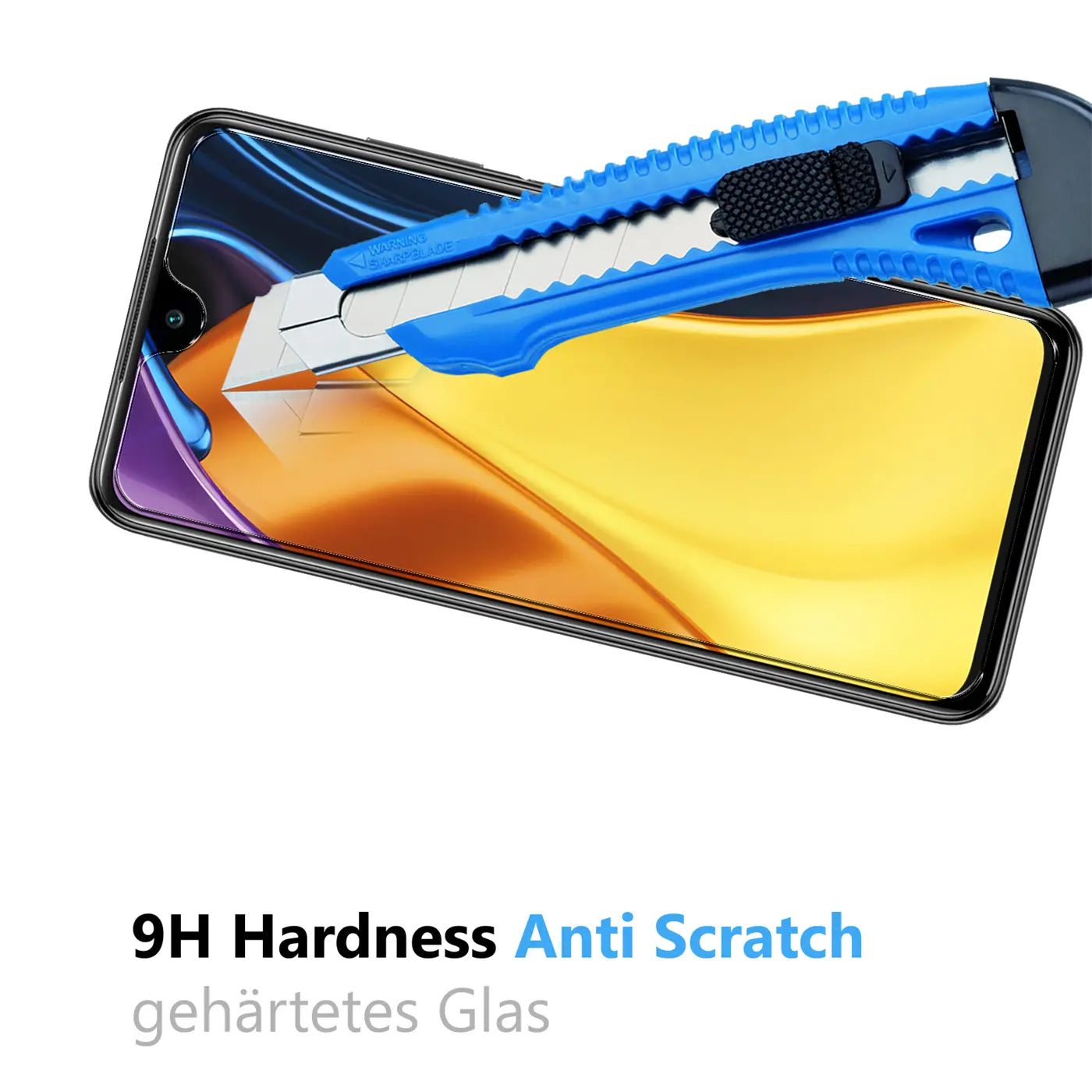 Schwarzes Xiaomi Poco M3 Handy mit Schutzglas, von oben rechts gesehen. Ein blauer Cutter kratzt auf dem Display.