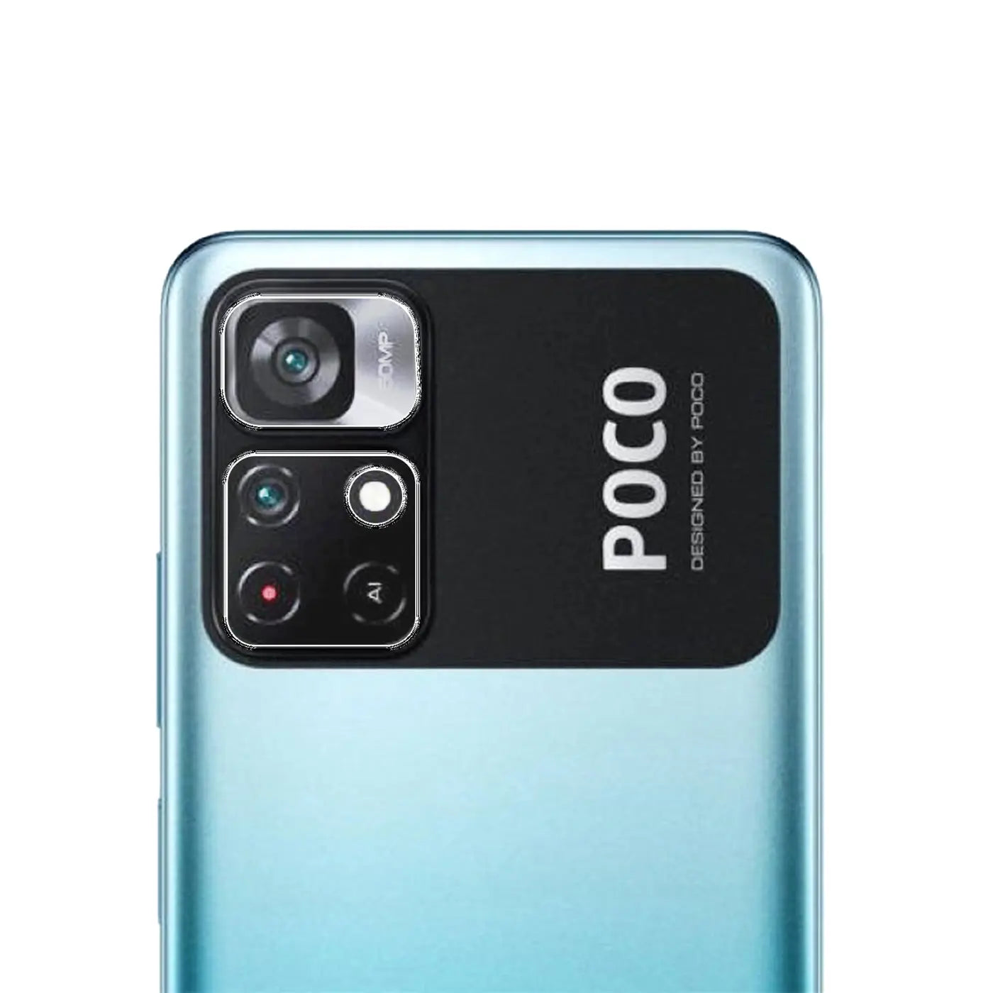 Rückseite eines blauen Xiaomi Poco M4 Pro 5G Smartphones mit schwarzem Kameramodul und "POCO" Schriftzug, schräg von oben.