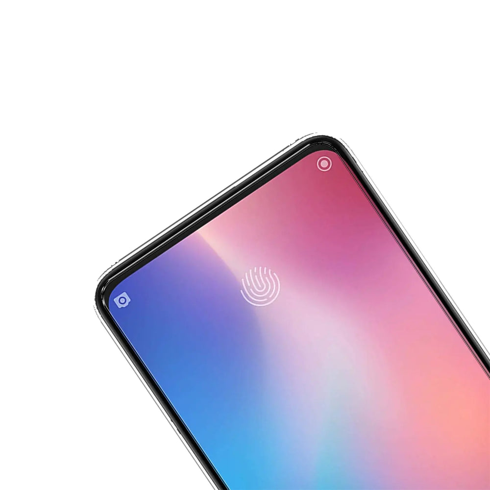 Schutzglas auf Xiaomi Redmi 8 Display, leicht schräg von oben. Schwarzer Rahmen, bunte Anzeige, Fingerabdrucksymbol.