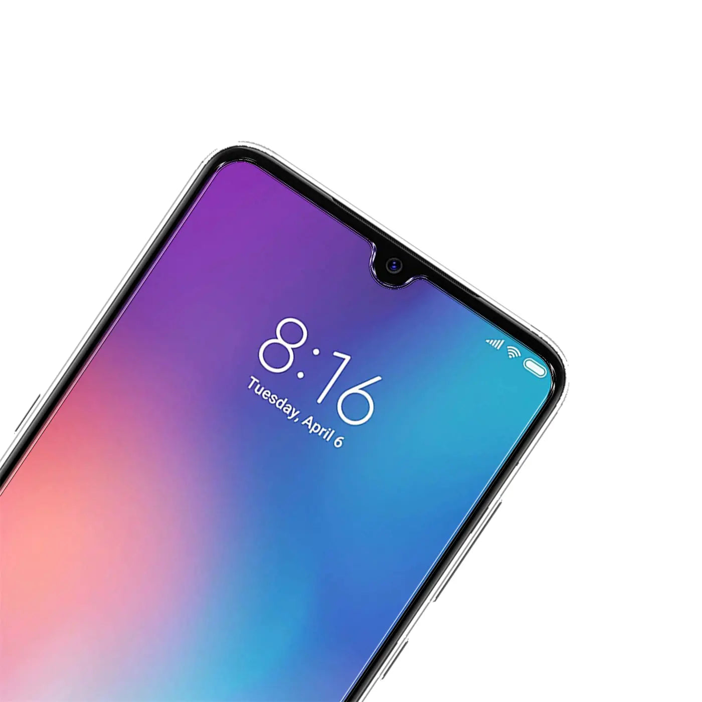 Xiaomi Redmi 9A mit transparentem Schutzglas, schräg von oben rechts, Display mit Uhrzeit 8:16 und Datum.