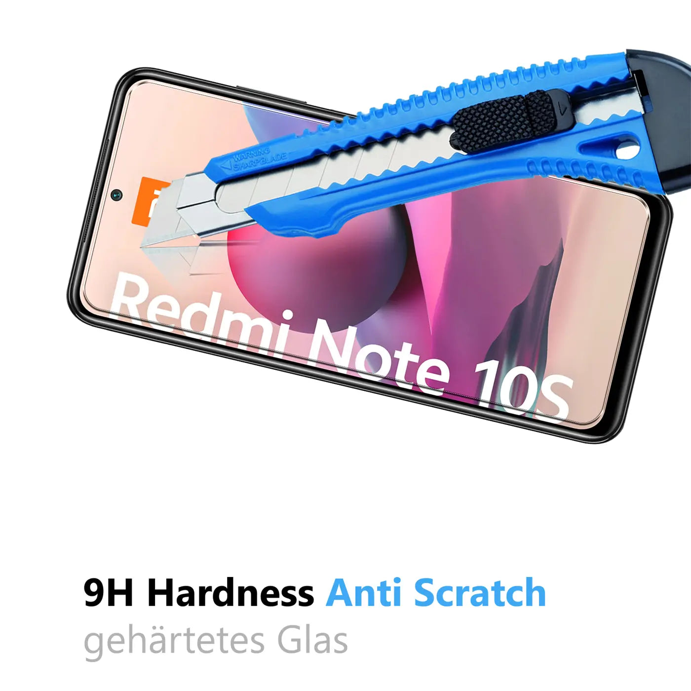 Schwarzes Xiaomi Redmi Note 10S Smartphone mit Schutzglas, das von einem blauen Cuttermesser zerkratzt wird.