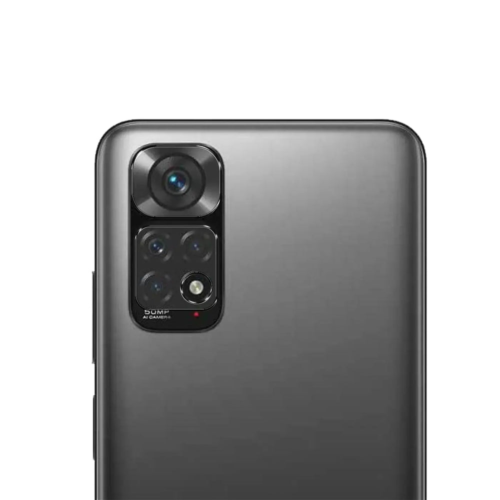 Rückseite des Xiaomi Redmi Note 11 in Dunkelgrau, mit vertikalem Kamera-Modul und vier Linsen, von oben links.