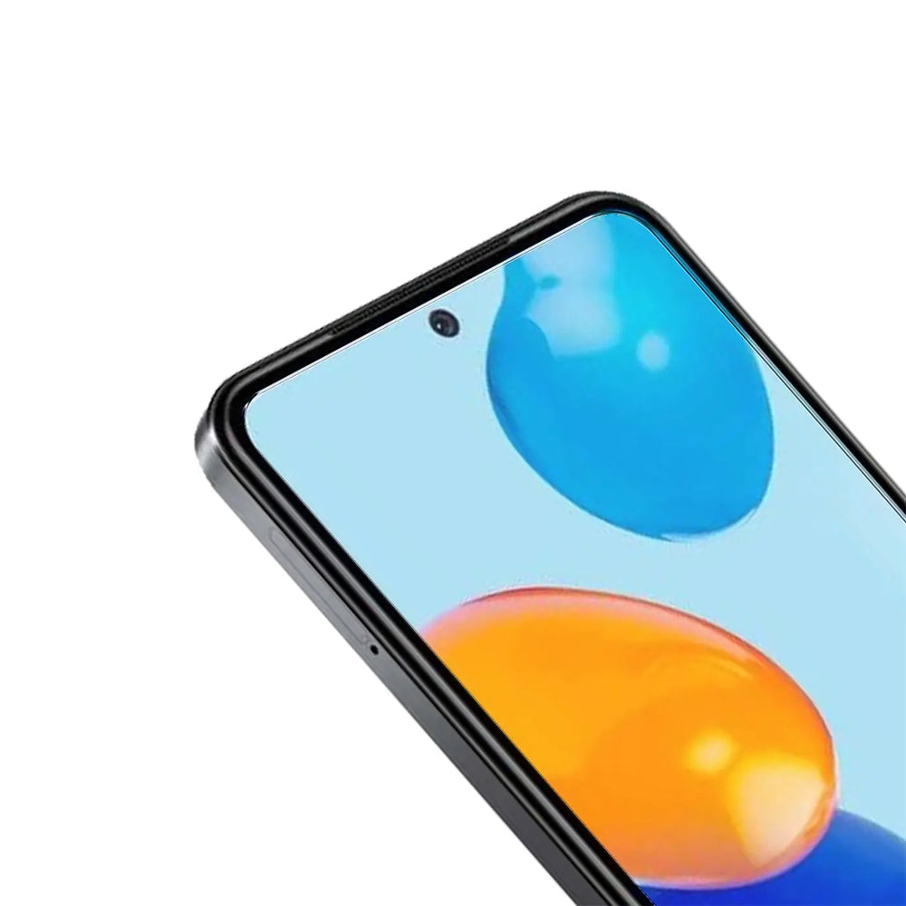 Schutzglas auf Xiaomi Redmi Note 11 Display, schräg von oben. Schwarzer Rahmen, blaue/orangefarbene Blasen auf dem Screen.