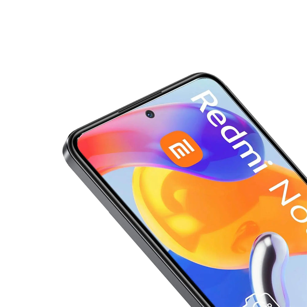 Nahaufnahme eines Xiaomi Redmi Note 11 Pro mit schwarzem Rahmen und Schutzglas, schräg von oben.