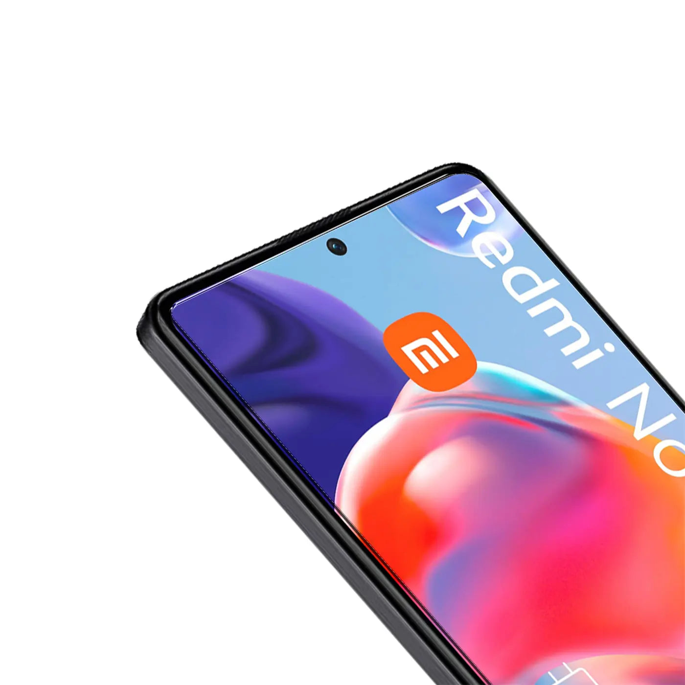 Schrägansicht eines schwarzen Xiaomi Redmi Note 11 Pro+ 5G mit Schutzglas auf dem Display, vor weißem Hintergrund.