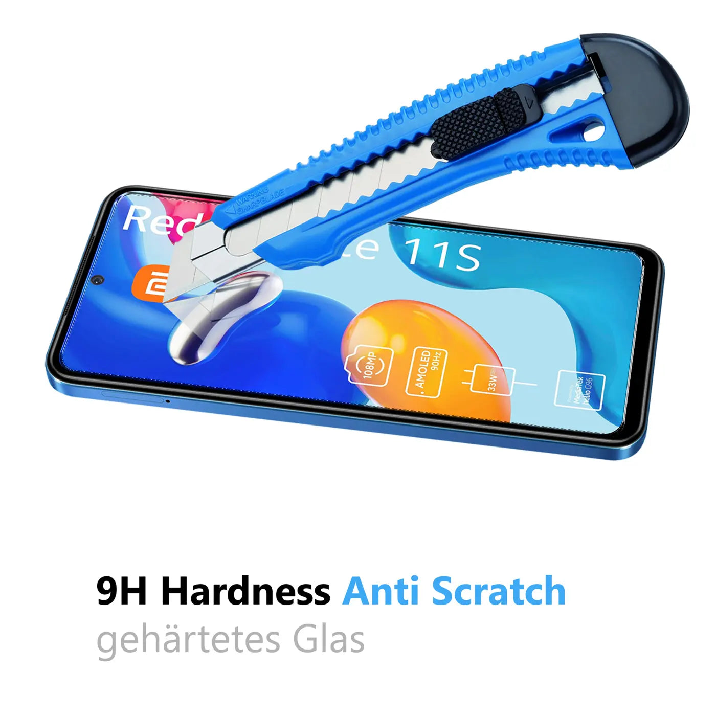 Blaues Xiaomi Redmi Note 11S Smartphone mit Schutzglas, das von einem blauen Cuttermesser zerkratzt wird.