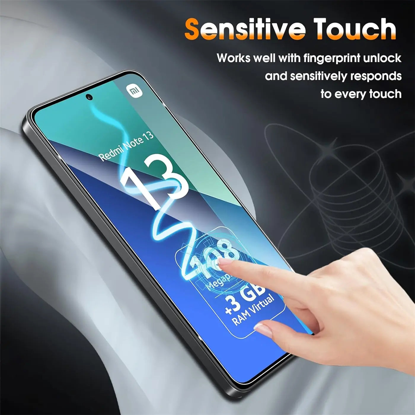Schwarzes Xiaomi Redmi Note 13 4G mit Schutzglas, von oben rechts gesehen. Eine Hand berührt das Display.