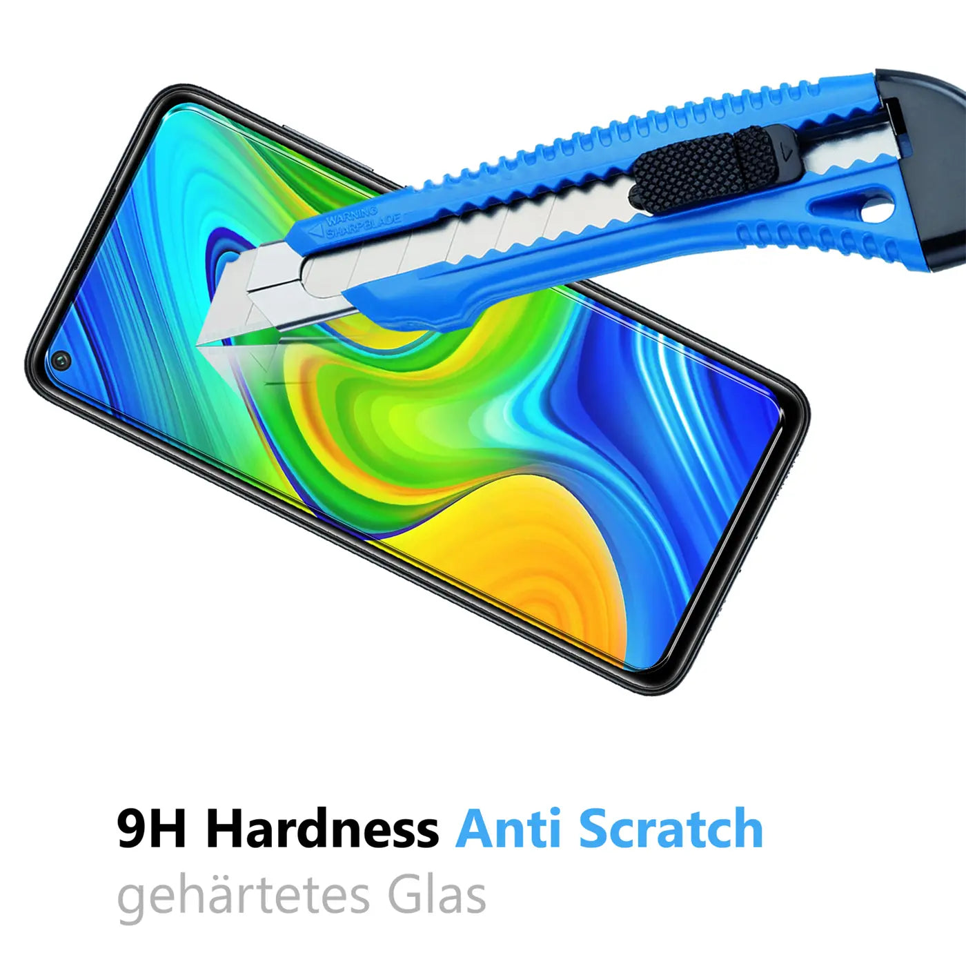 Xiaomi Redmi Note 9 mit Schutzglas. Ein blaues Cuttermesser kratzt auf dem Display, ohne Spuren zu hinterlassen.