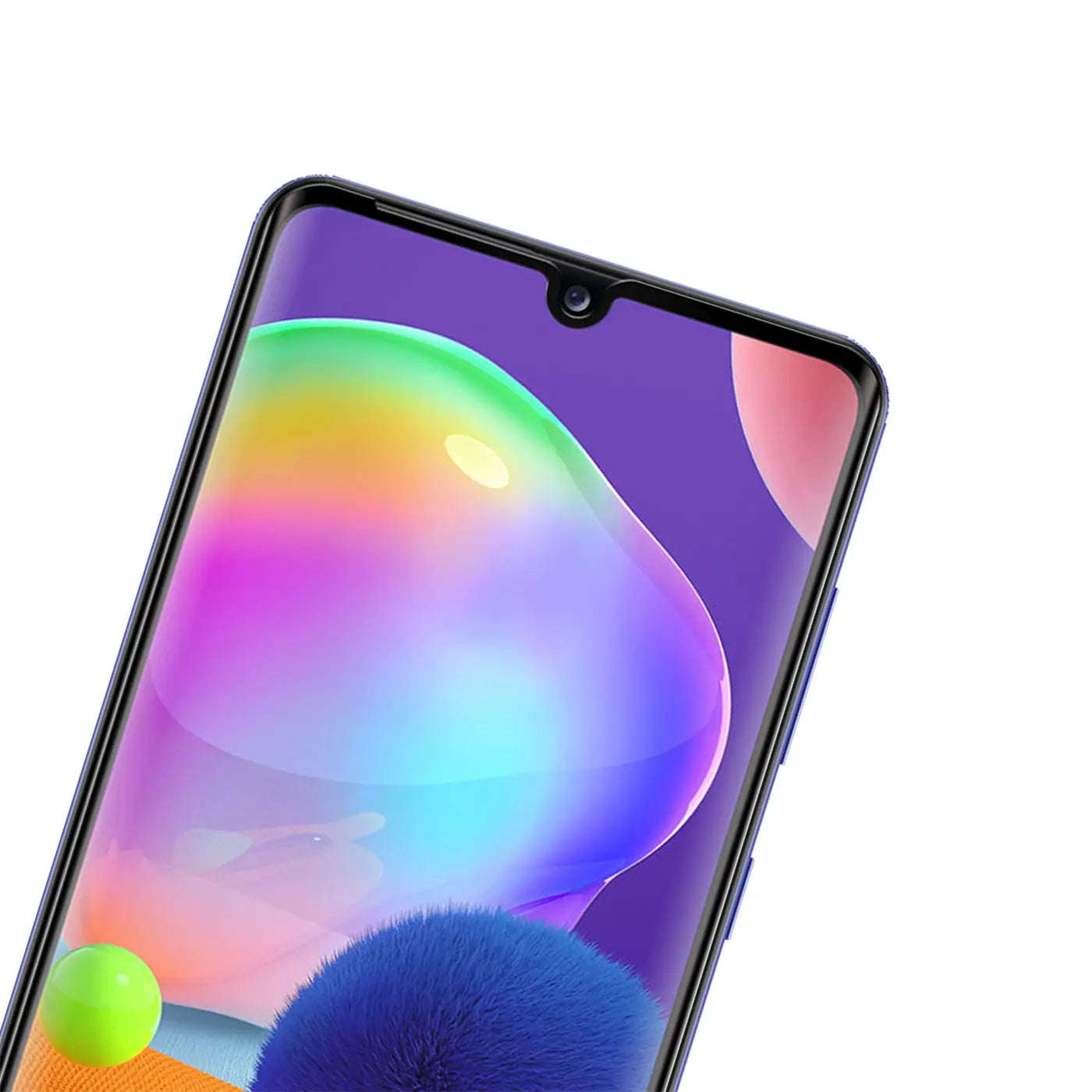 Nahaufnahme eines Samsung Galaxy A12/M12 Smartphones mit schwarzem Panzerglas, schräg von oben rechts.