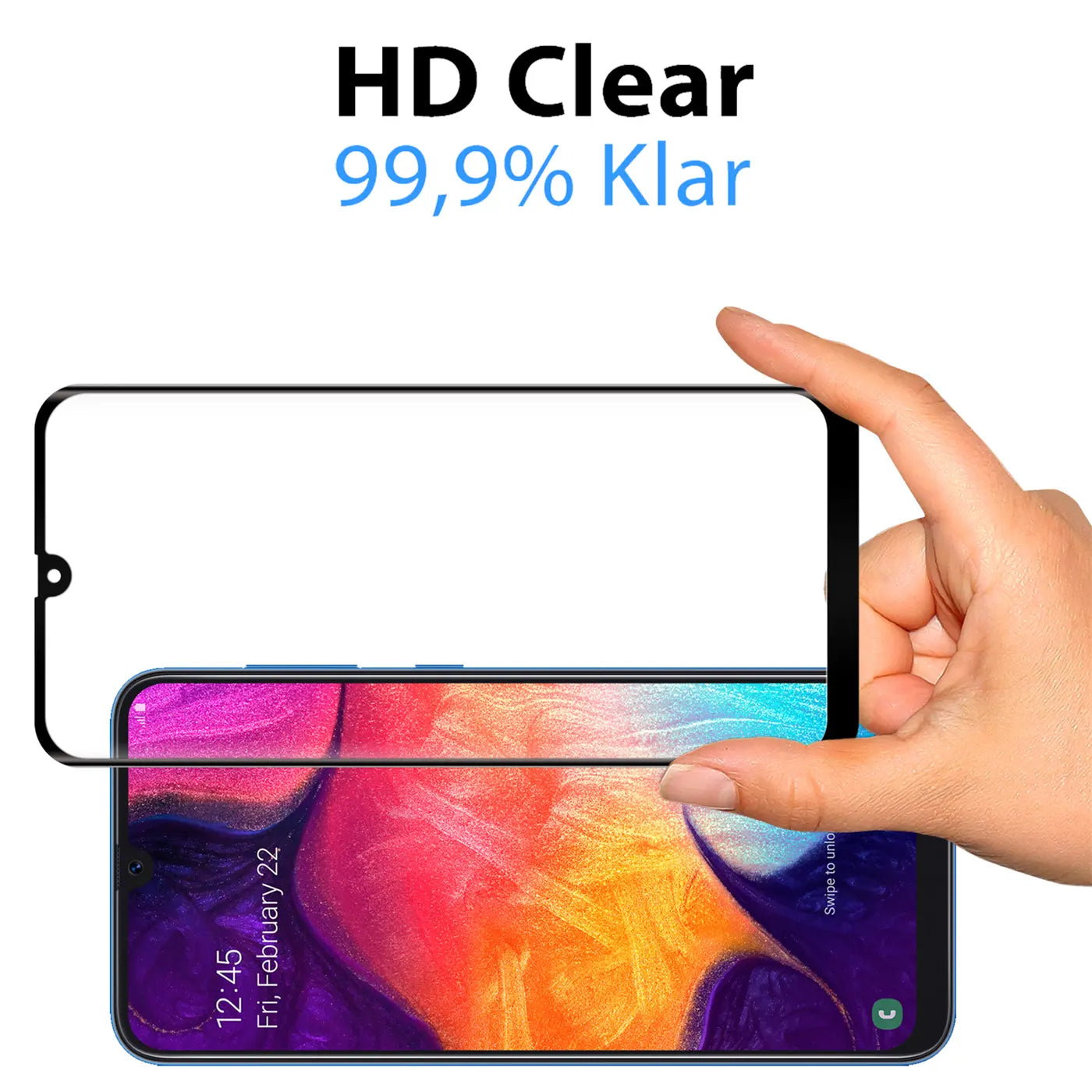 Hand hält klares Panzerglas über einem blauen Samsung Galaxy A20e, das auf einem weißen Hintergrund liegt.