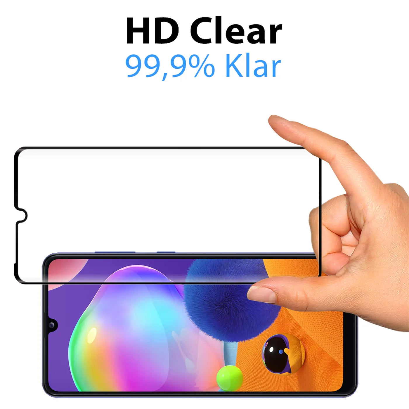 Hand hält transparentes Panzerglas für Samsung Galaxy A31 über dem Display des Smartphones, von vorne.